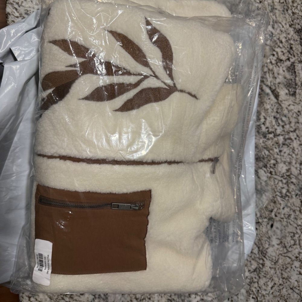 Taylor Swift Sherpa NWT - image 4